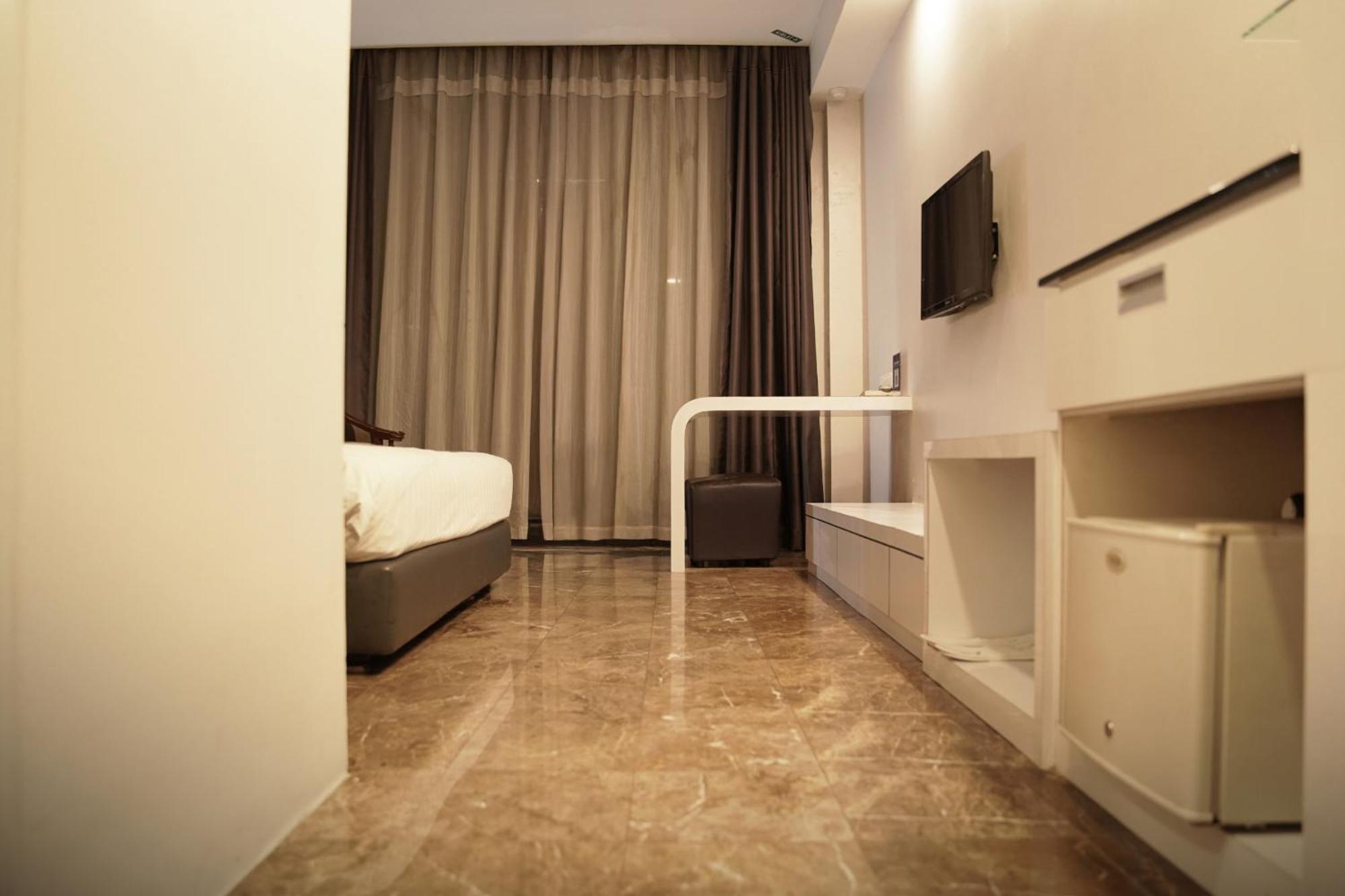 Dreamtel Jakarta Exterior foto